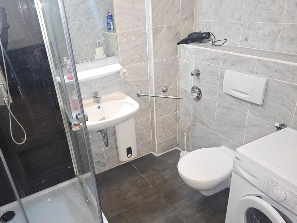 Shower, Toilet, Bathroom, towels, washing machine