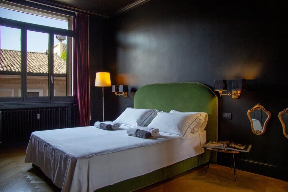 Nearby landmark, Communal lounge/ TV room, Bed, Day, Library, Library, TV and multimedia, Bedroom, Landmark view, Landmark view, Time of day, furniture, furniture, hair dryier, heating, heating, internet, internet, locker, towels, towels, wardrobe, air conditioner, air conditioner