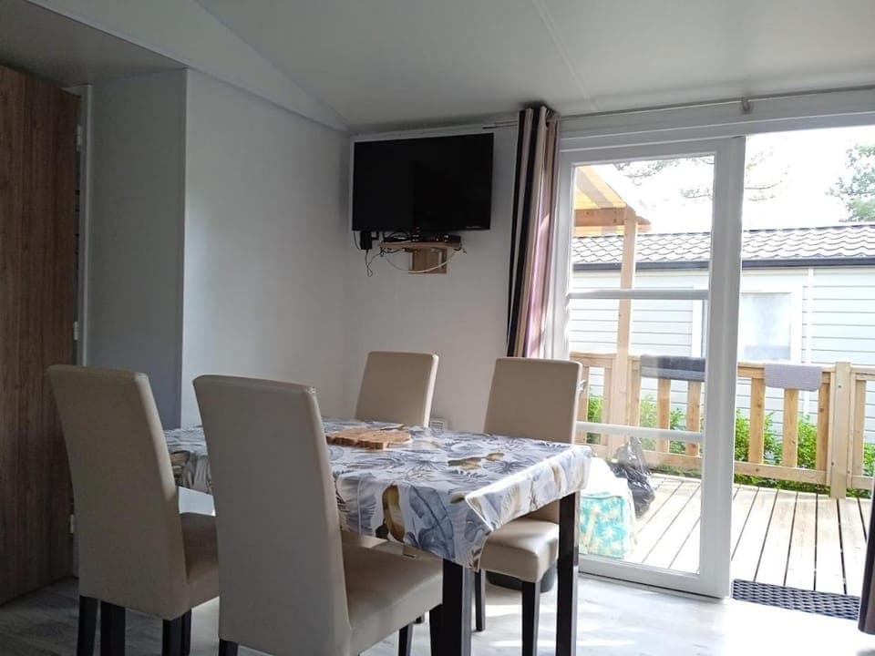 Communal lounge/ TV room, TV and multimedia, View (from property/room), Living room, Seating area, Dining area, Evening entertainment