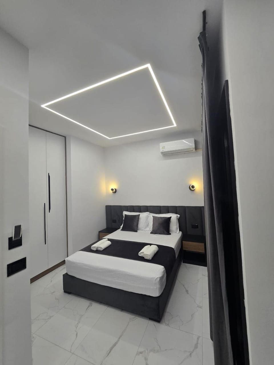 Photo of the whole room, Bedroom, air conditioner