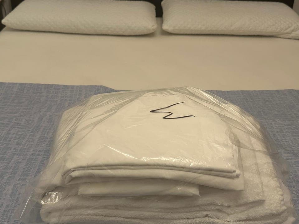 Bed, Bedroom, towels