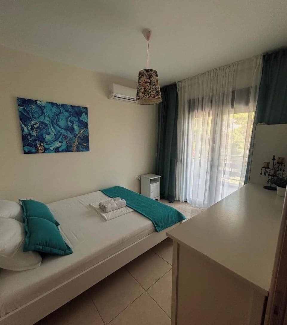 Bed, Photo of the whole room, Bedroom, towels, air conditioner