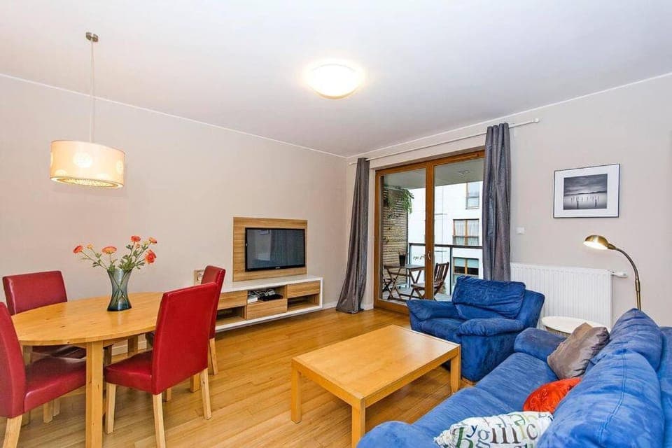 TV and multimedia, Balcony/Terrace, Living room, Photo of the whole room, Decorative detail, Seating area, Area and facilities