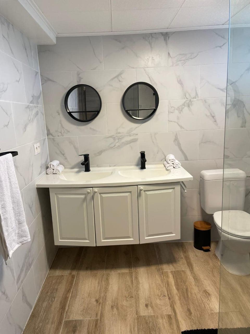 Shower, Toilet, Bathroom, towels