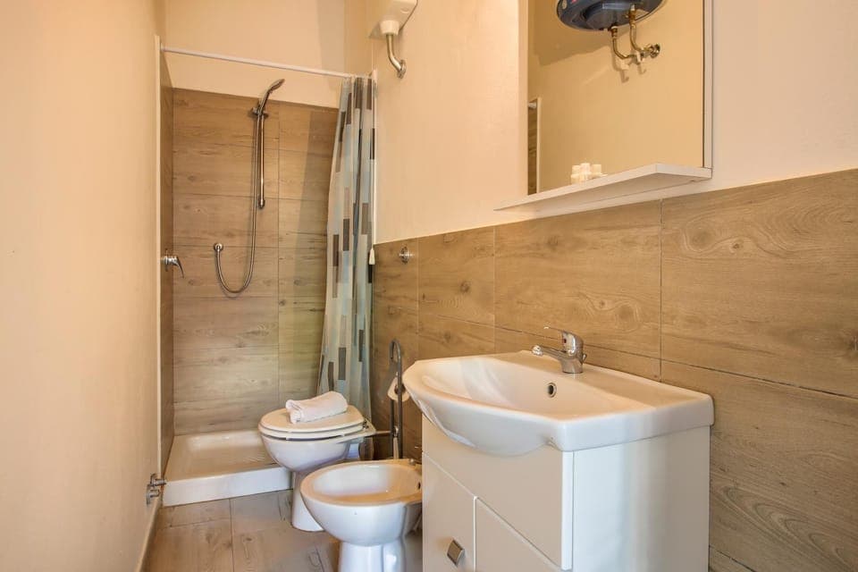 Shower, Toilet, Bathroom, bidet, towels