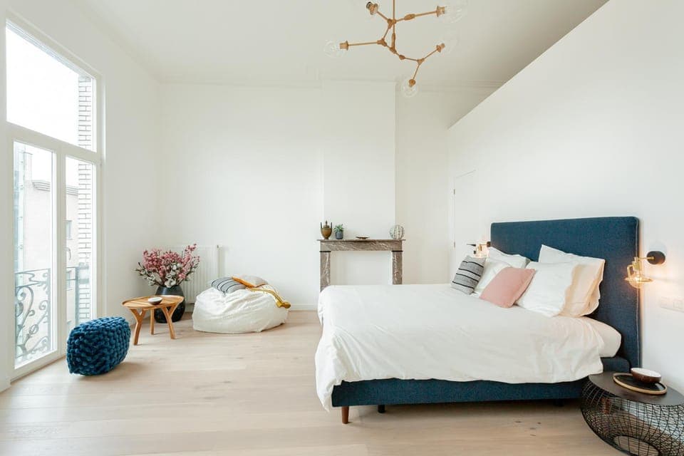 Bed, Seating area, Bedroom