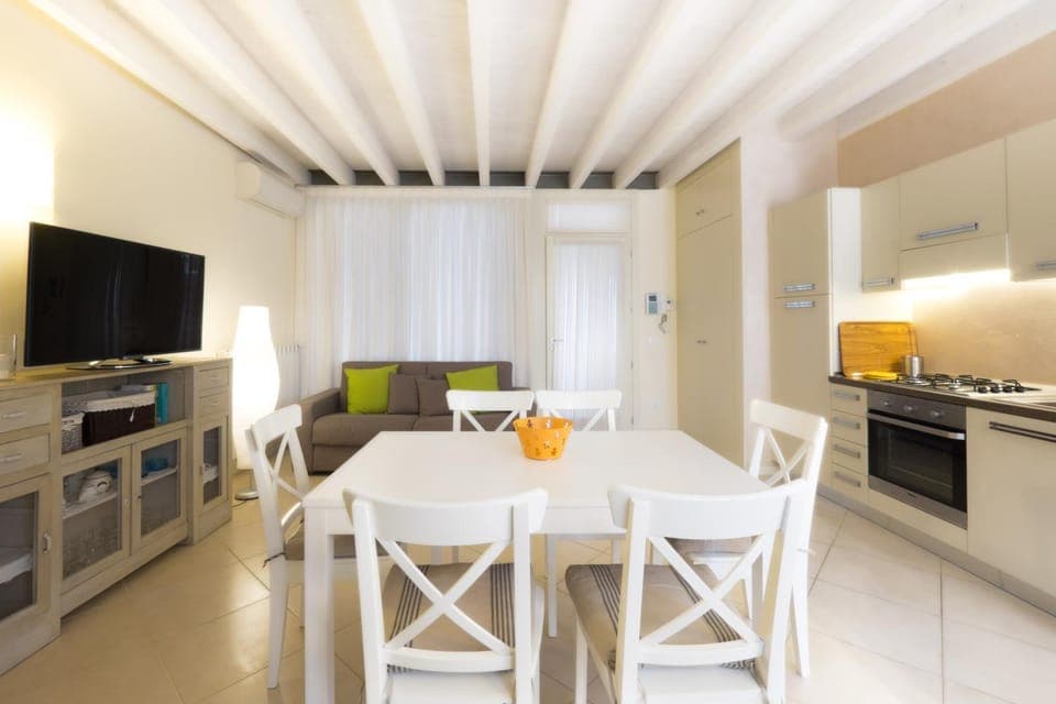 TV and multimedia, Kitchen or kitchenette, Seating area, Dining area