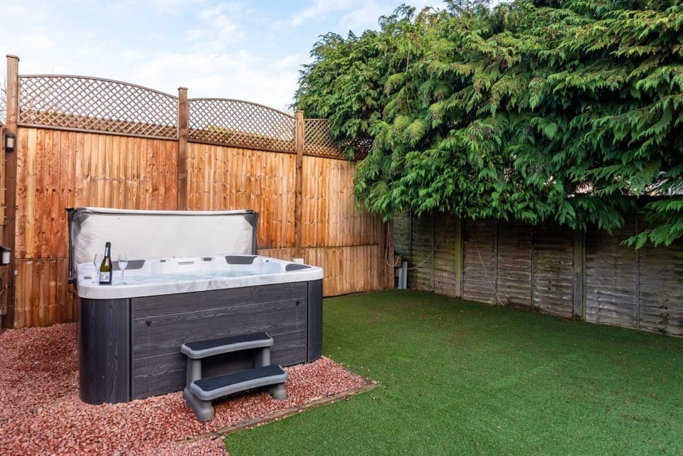 Garden, Hot Tub, Garden view