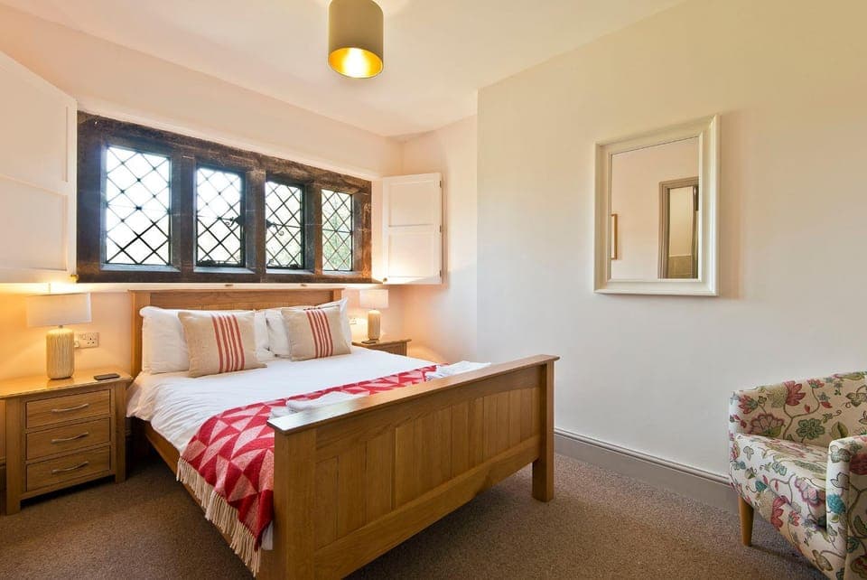 Photo of the whole room, Decorative detail