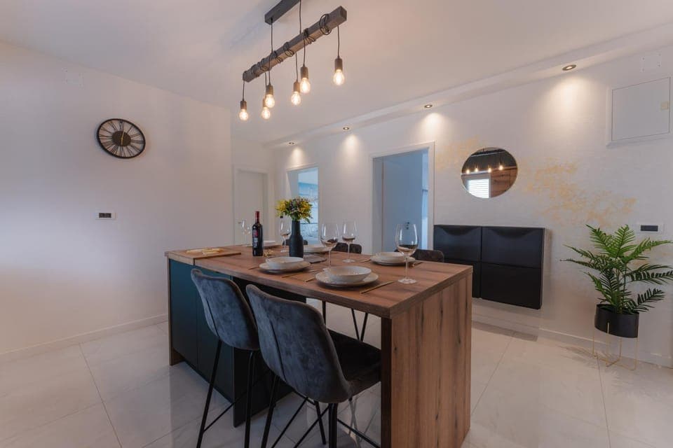 Kitchen or kitchenette, Dining area