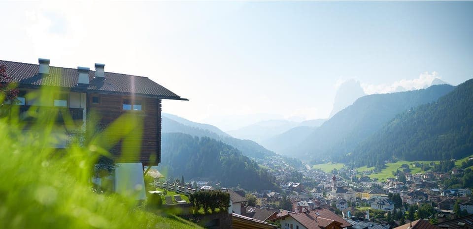 Property building, Day, Neighbourhood, Summer, Mountain view