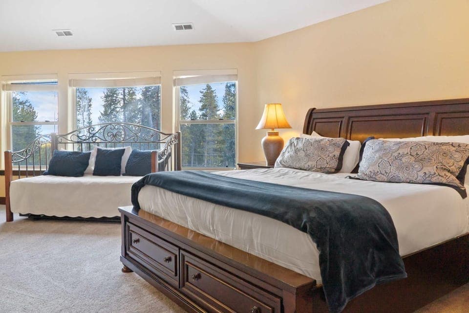 Dreamy 6 BR with Hot Tub Walk to Goose Pasture Tarn House in Blue River