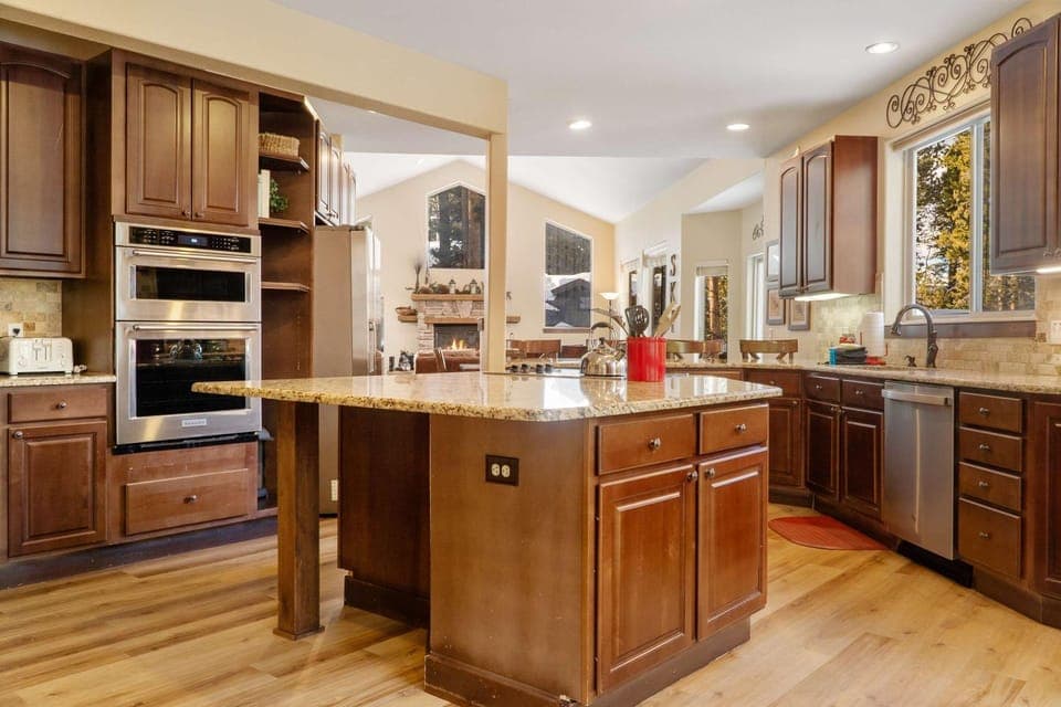 Dreamy 6 BR with Hot Tub Walk to Goose Pasture Tarn House in Blue River