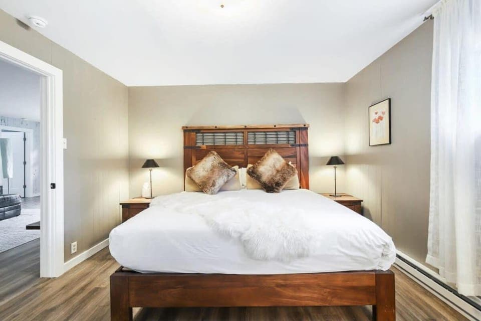 Stunning 4 BR Home Mountain Views Tranquil Setting House in Blue River