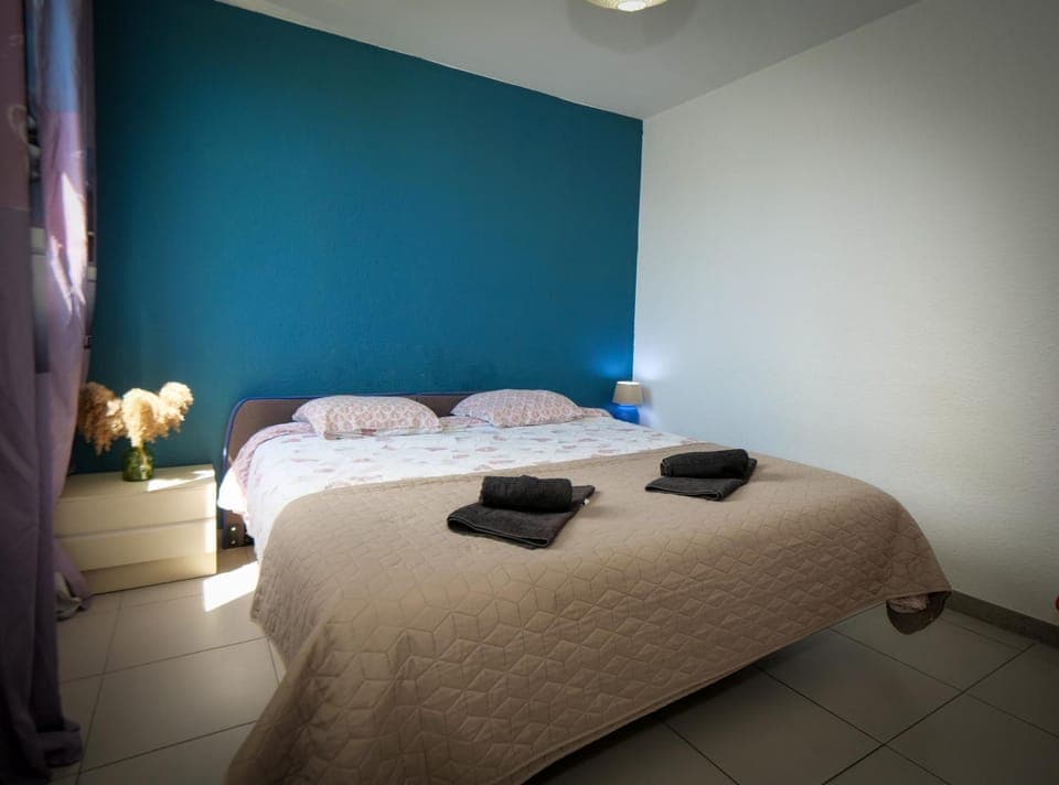 Bed, Photo of the whole room, Bedroom, towels