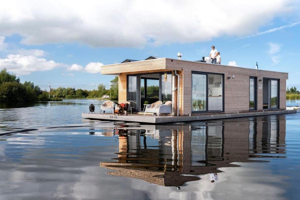 Property building, Balcony/Terrace, Lake view, River view