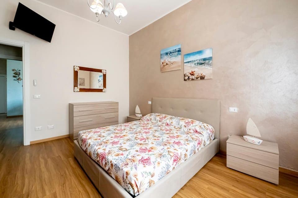 TV and multimedia, Photo of the whole room, Bedroom