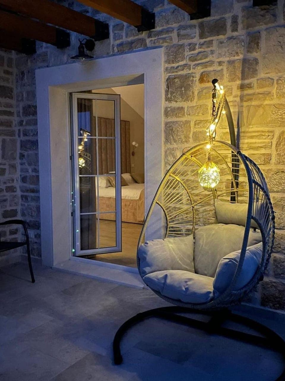 Night, Seating area