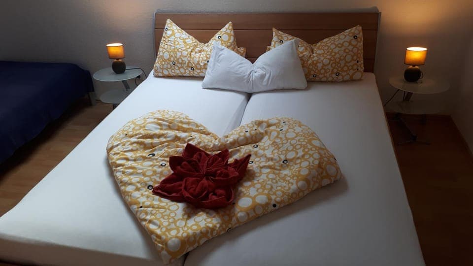 Bed, Photo of the whole room, Decorative detail, Bedroom, Autumn, On site