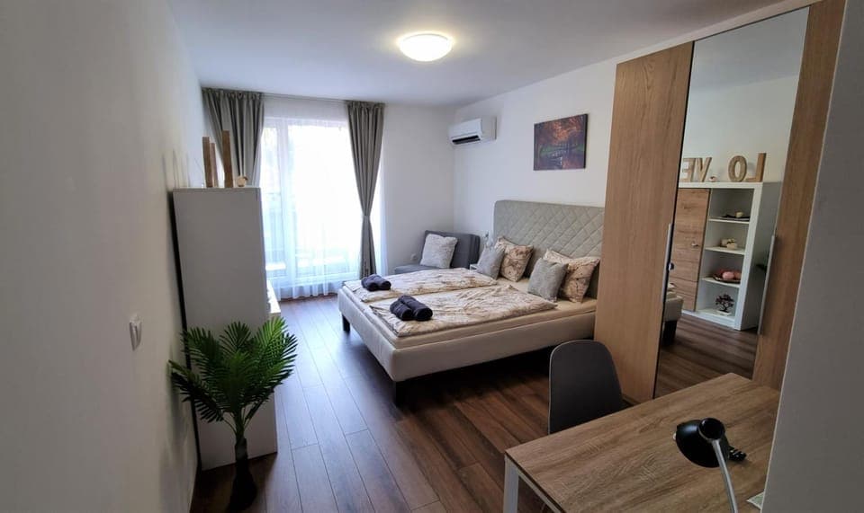 Bed, TV and multimedia, Living room, Photo of the whole room, Seating area, Bedroom, towels, wardrobe