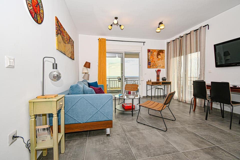 TV and multimedia, Living room, Seating area, Dining area