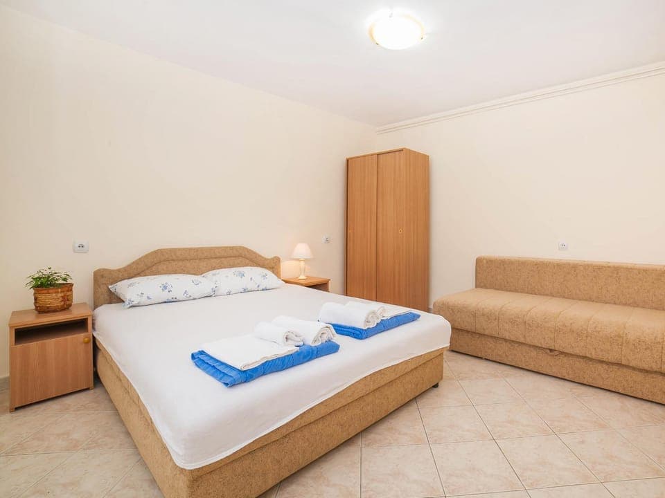 Photo of the whole room, Bedroom