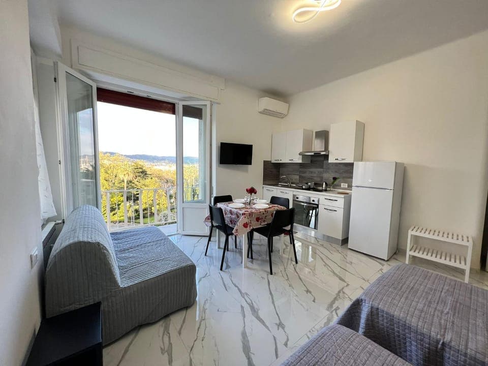 TV and multimedia, Balcony/Terrace, Kitchen or kitchenette, Dining area, Bedroom, Sea view