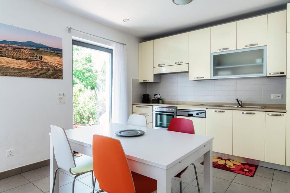 Kitchen or kitchenette, pet friendly, stove