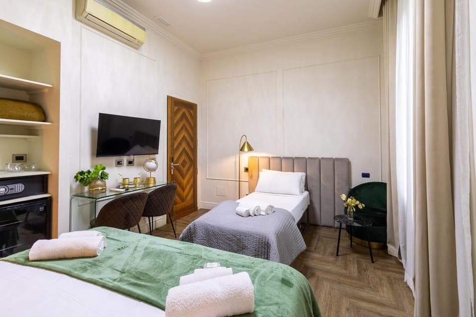 Bed, TV and multimedia, Photo of the whole room, Bedroom, towels, air conditioner