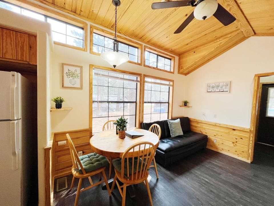 Sally's Cabin is a quaint two bedroom tiny home Cabin in Woodland Park