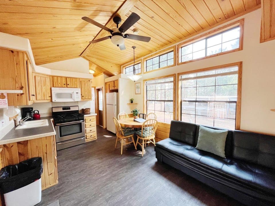 Sally's Cabin is a quaint two bedroom tiny home Cabin in Woodland Park
