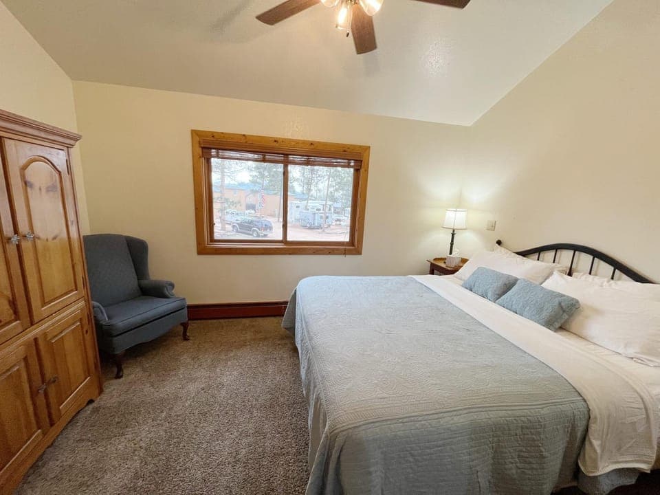Columbine B Cabin Suite Cabin in Woodland Park