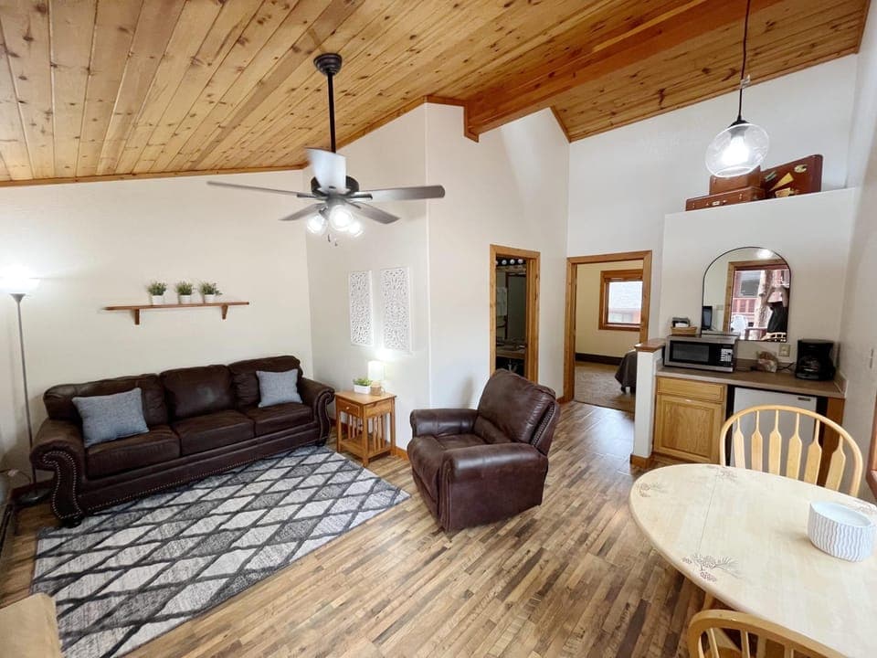 Ponderosa B Cabin Suite Cabin in Woodland Park