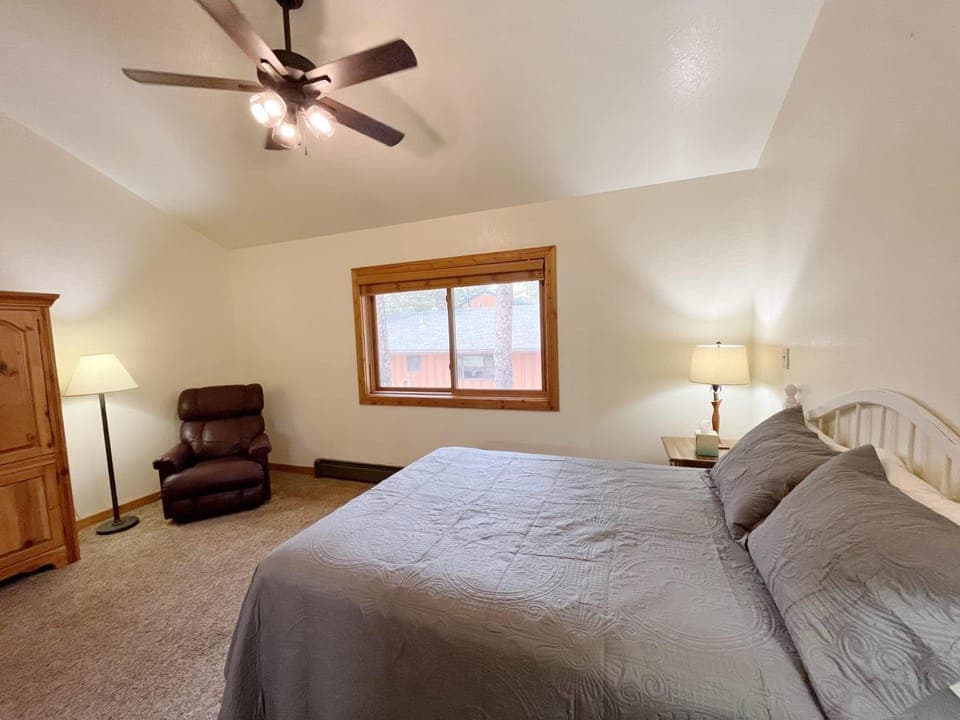 Ponderosa B Cabin Suite Cabin in Woodland Park