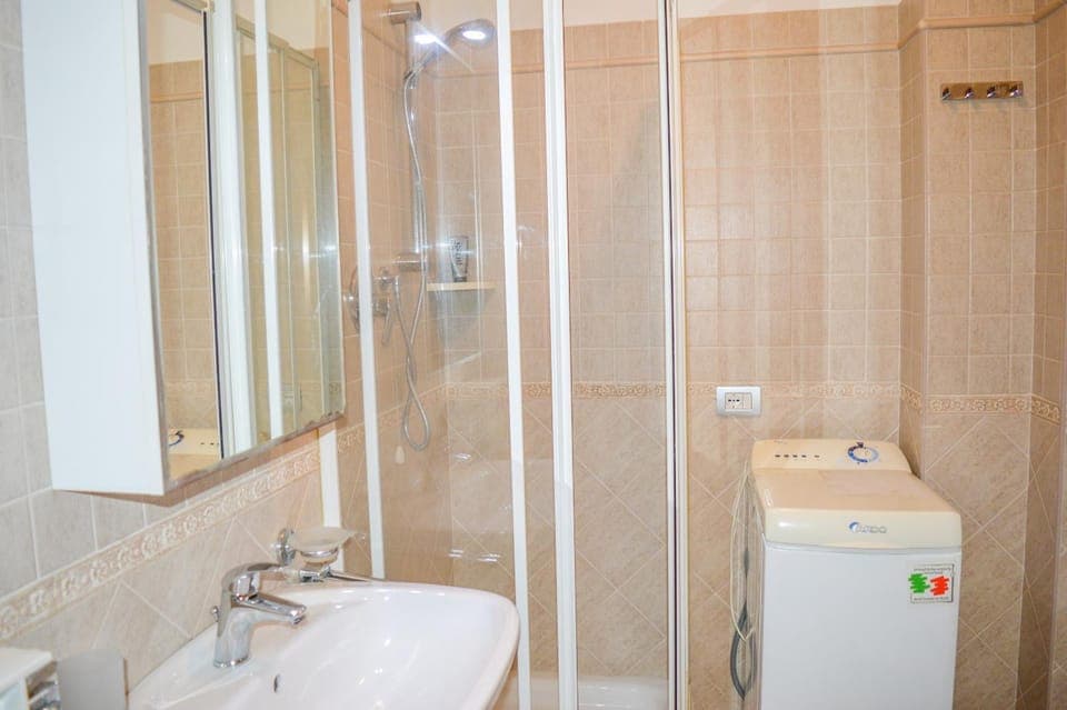 Shower, Toilet, Bathroom, washing machine