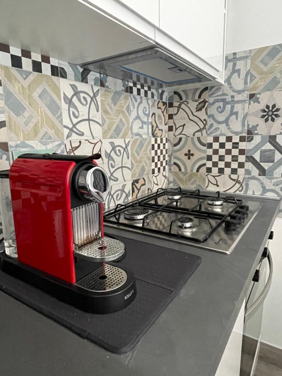 Coffee/tea facilities, Kitchen or kitchenette, stove