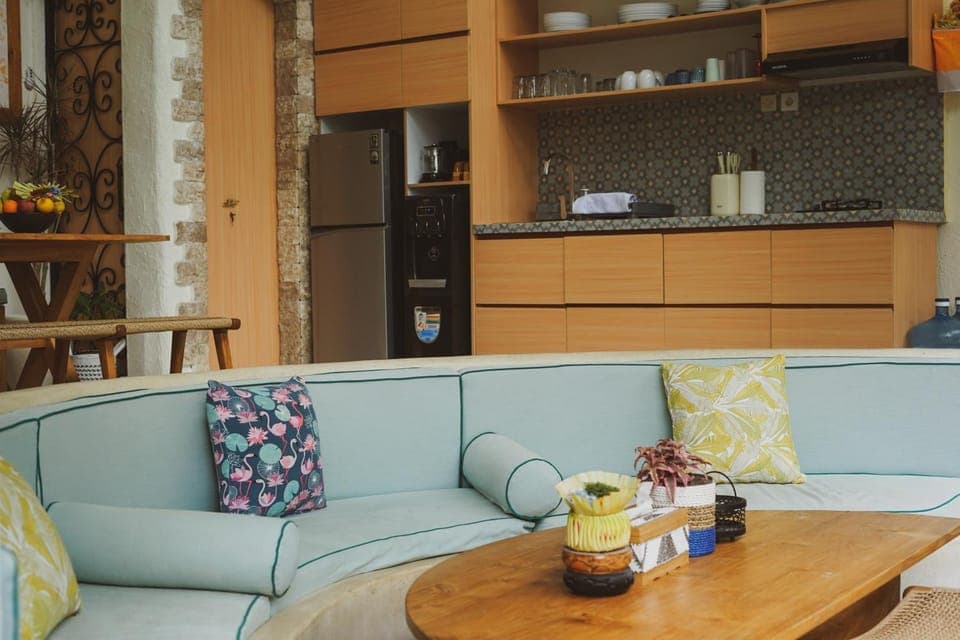 Coffee/tea facilities, Living room, Food and drinks, Seating area, Food, Drinks