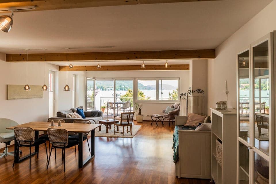 Bed, Seating area, Dining area