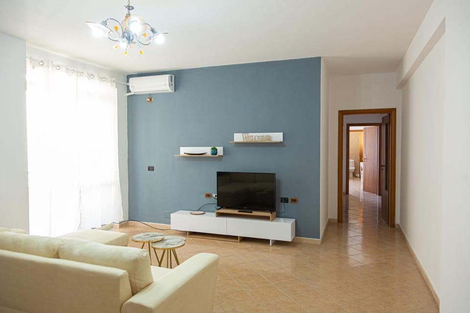 TV and multimedia, Living room, Seating area, Evening entertainment, air conditioner