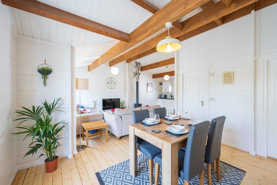 TV and multimedia, Seating area, Dining area