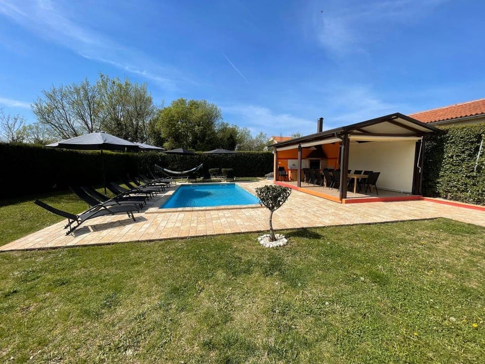 Spring, Day, Garden, Garden view, Pool view, Swimming pool, sunbed