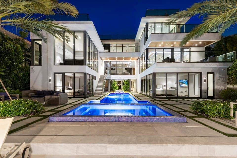 Patio, Pool view, Swimming pool, sunbed