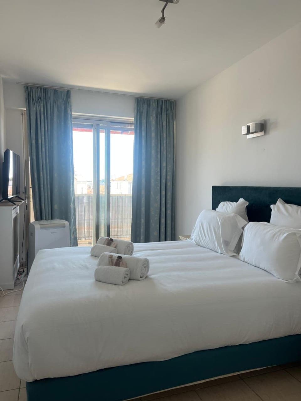 Bed, TV and multimedia, Photo of the whole room, Bedroom, towels