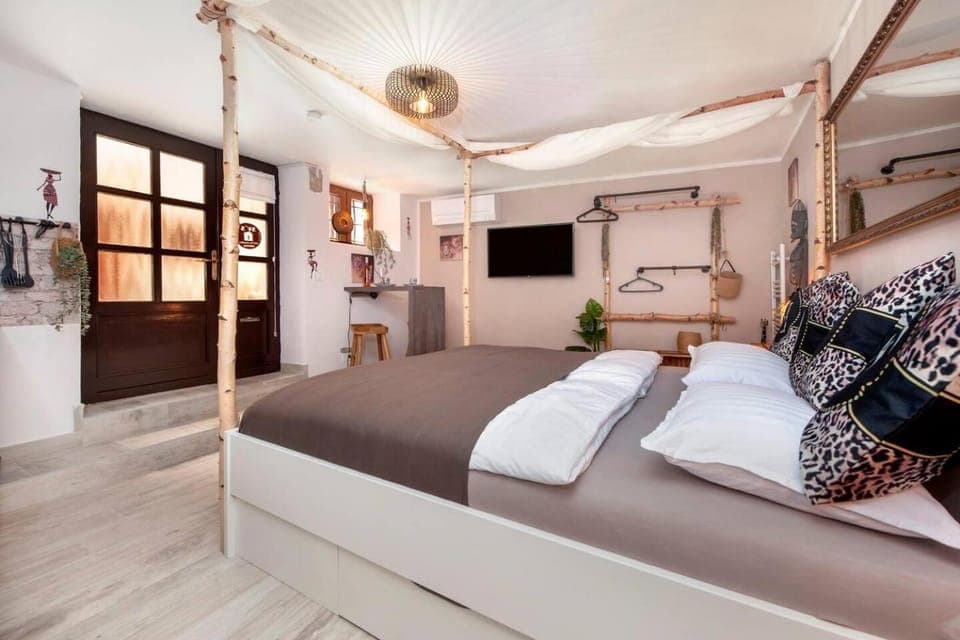 Bed, TV and multimedia, Bedroom, air conditioner