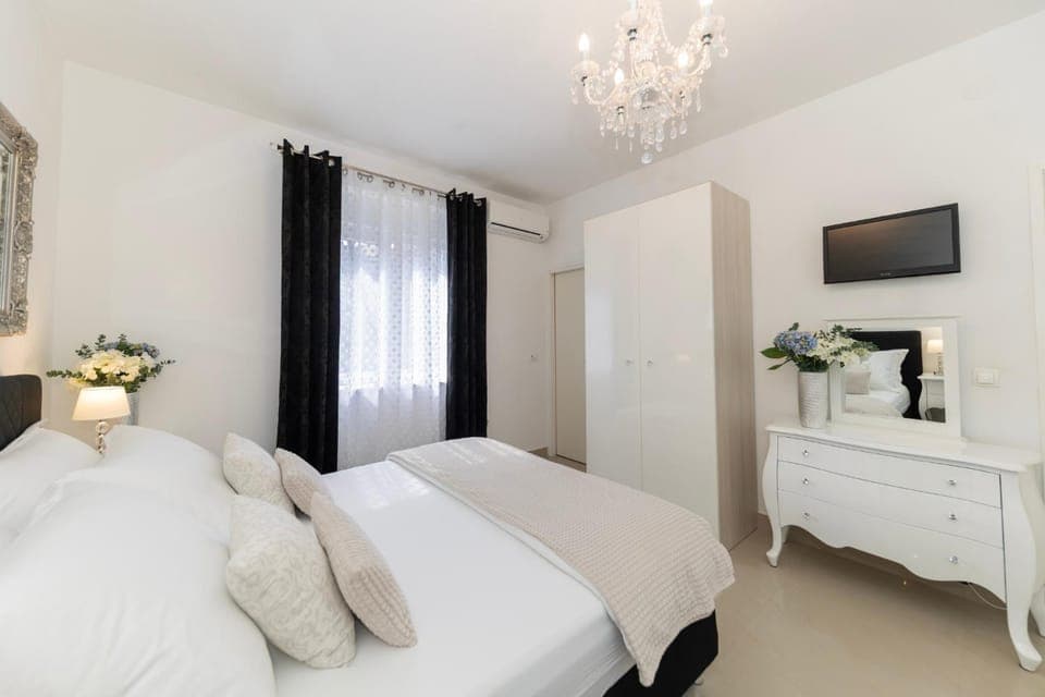 Bed, TV and multimedia, Bedroom