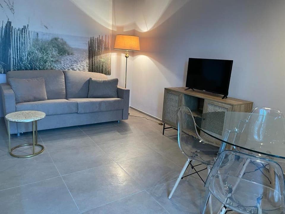 TV and multimedia, Living room, Seating area, Dining area