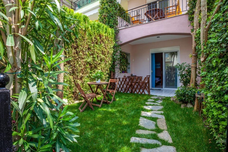 Property building, Facade/entrance, Spring, Garden, Balcony/Terrace