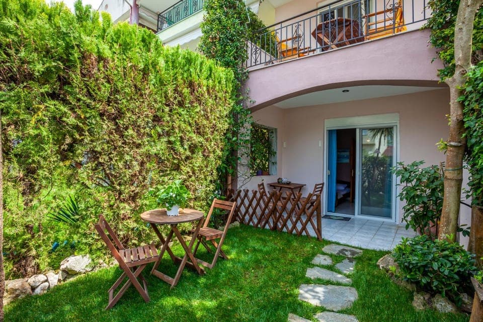 Property building, Facade/entrance, Spring, Garden, Balcony/Terrace