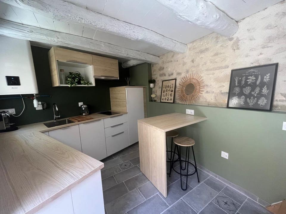 Kitchen or kitchenette, Dining area, minibar, stove