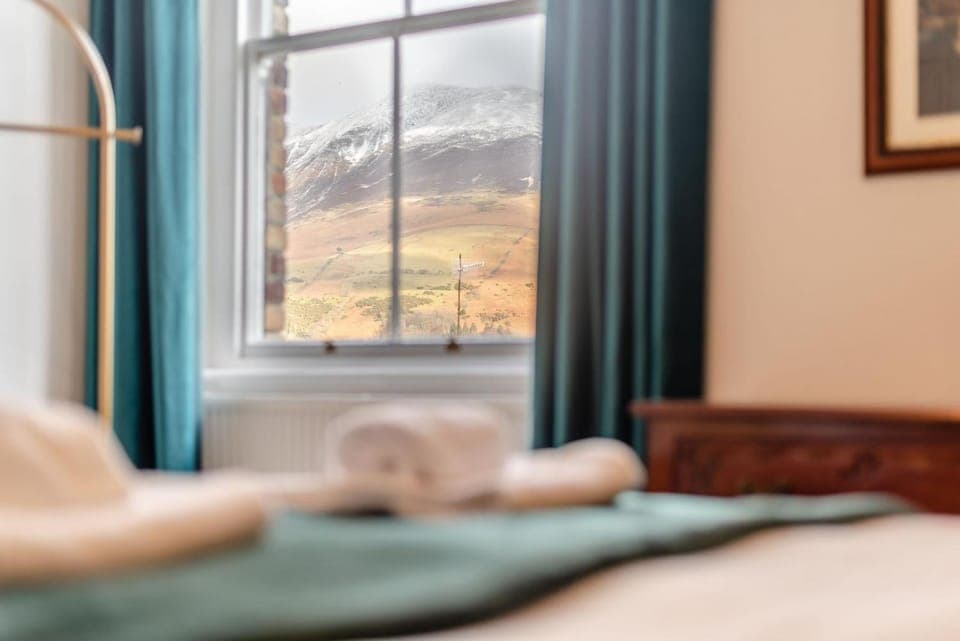 Bedroom, Mountain view